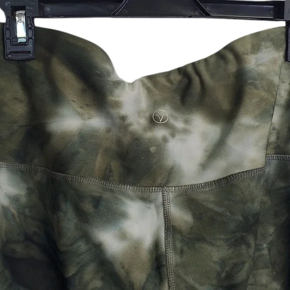VOGO Atheletica Green Tie-Dye Capri Leggings Size 1X - Picture 6 of 7